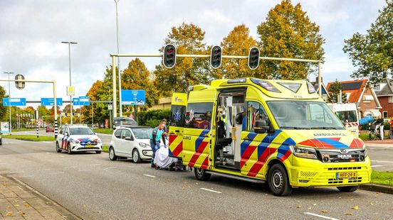 Botsing in Emmen: fietser gewond. Botsing in Emmen: fietser gewond.