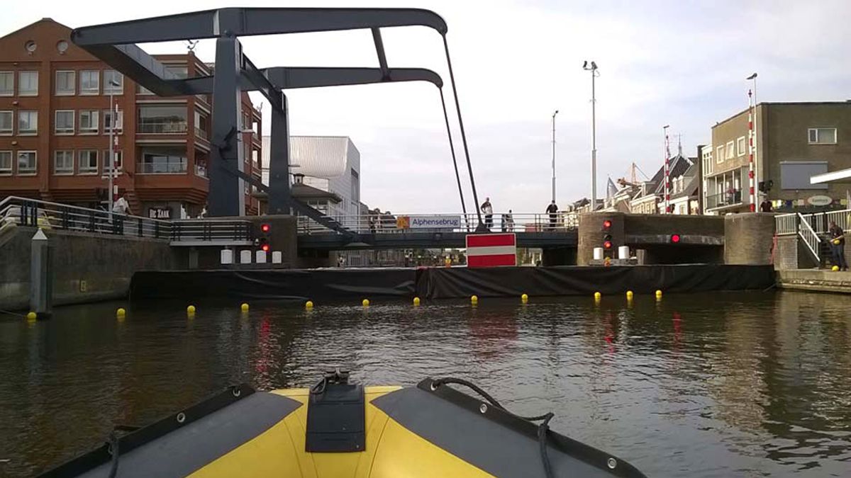 Kraanongeluk Alphen aan den Rijn bezorgt vaarverkeer problemen: Oude