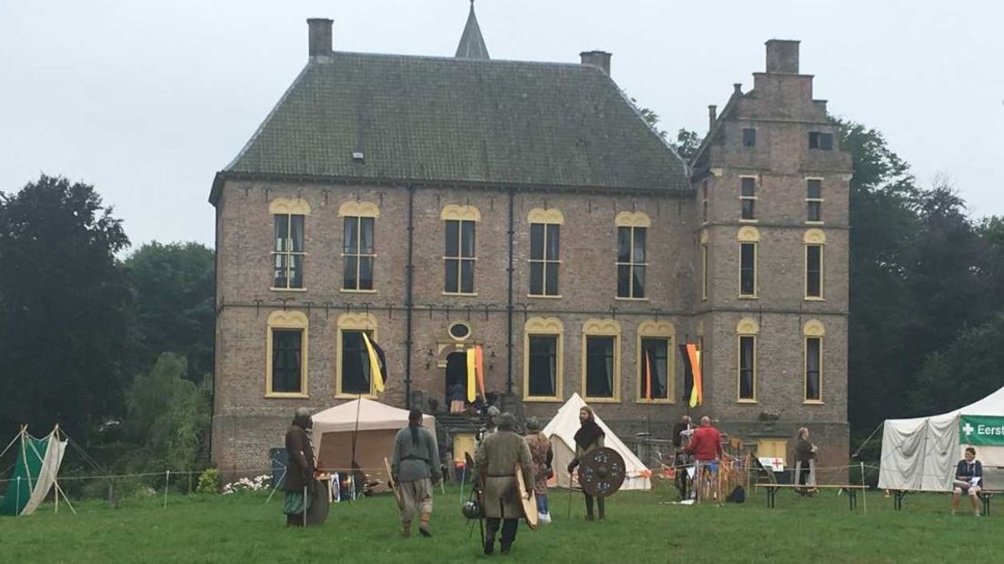 Rond kasteel Vorden is zondag het tweede Historisch Festijn. Ruim 65 'Levende-Geschiedenisgroepen' uit diverse landen bieden een reis door de Nederlandse geschiedenis.