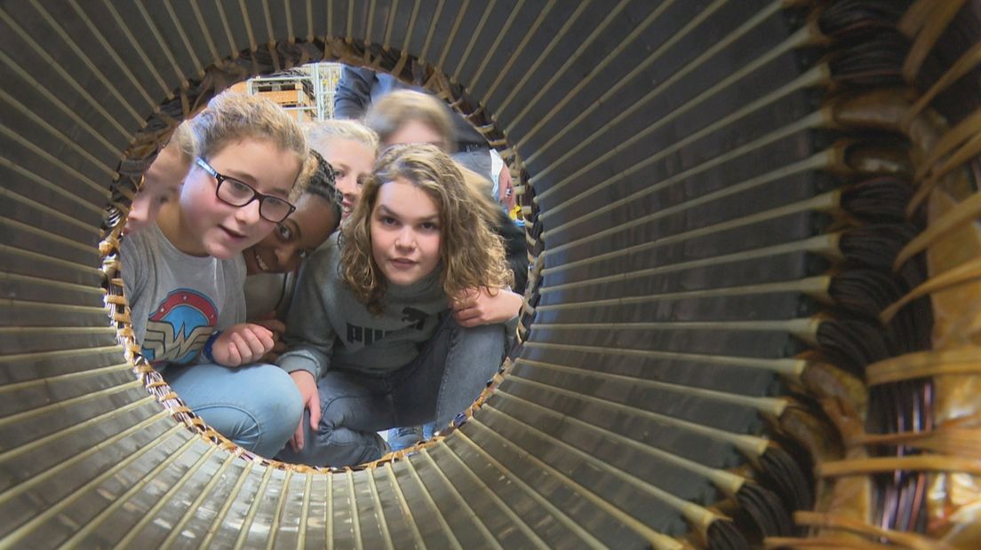 leerlingen inspecteren een spoel uit een eletromotor