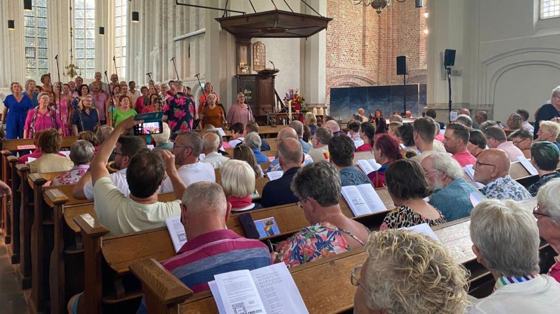 Er wordt veel gezongen tijdens de dienst
