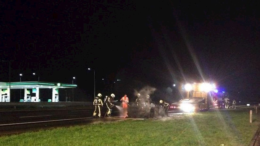 Brandweer blust het overgebleven wrak