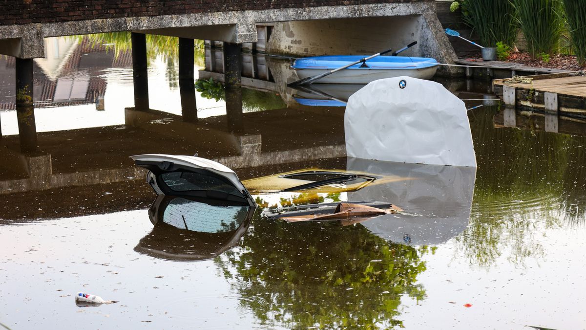 Auto rijdt water in, brandweerduikers doorzoeken sloot
