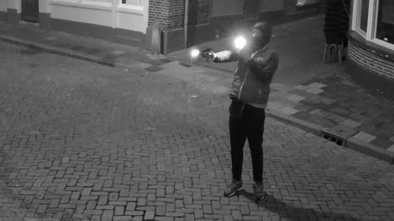 Schutter kijkt nog even achterom en haalt dan pistool tevoorschijn in Zwolle Home