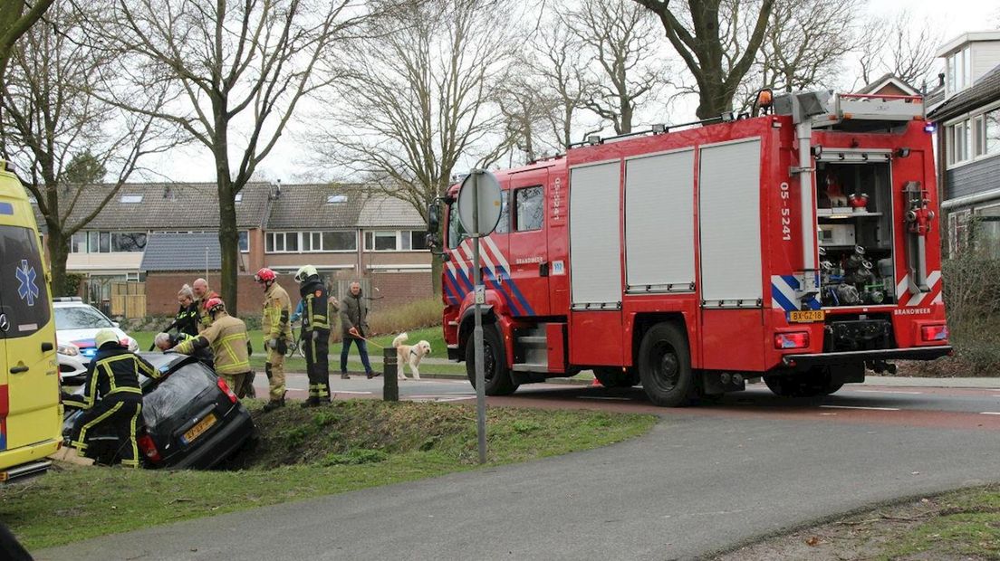 Auto in de sloot in Holten