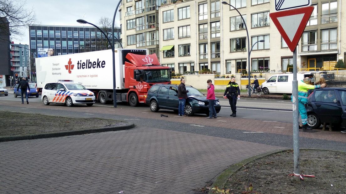 Drie wagens betrokken bij aanrijding in Hengelo