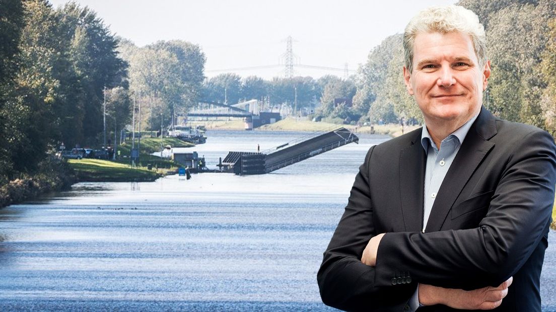 De vernielde Paddepoelsterbrug in Groningen. Inzet: PvdA-Kamerlid William Moorlag.