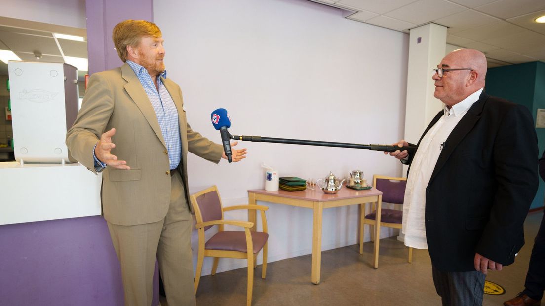 De koning wordt geïnterviewd door Fred Zuiderwijk