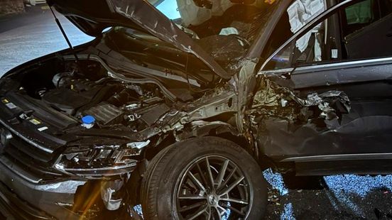 Chaos op de weg: vijf autos betrokken bij ongeluk op N34 bij Hardenberg. Chaos op de weg: vijf autos betrokken bij ongeluk op N34 bij Hardenberg.