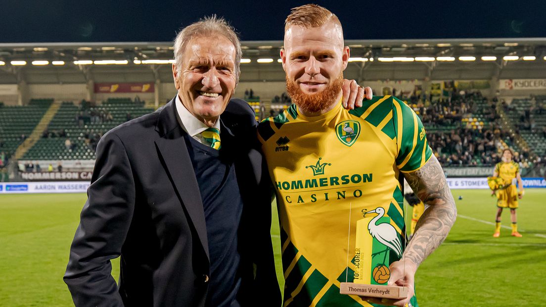 Ambassadeur Lex Schoenmaker reikt de clubtopscorerstitel uit aan Thomas Verheydt