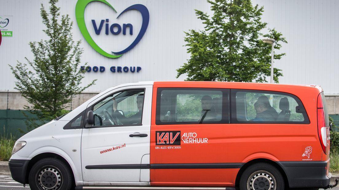 Een busje met arbeidsmigranten bij vleesverwerker Vion in Groenlo, waar vorige maand veel medewerkers besmet raakten.