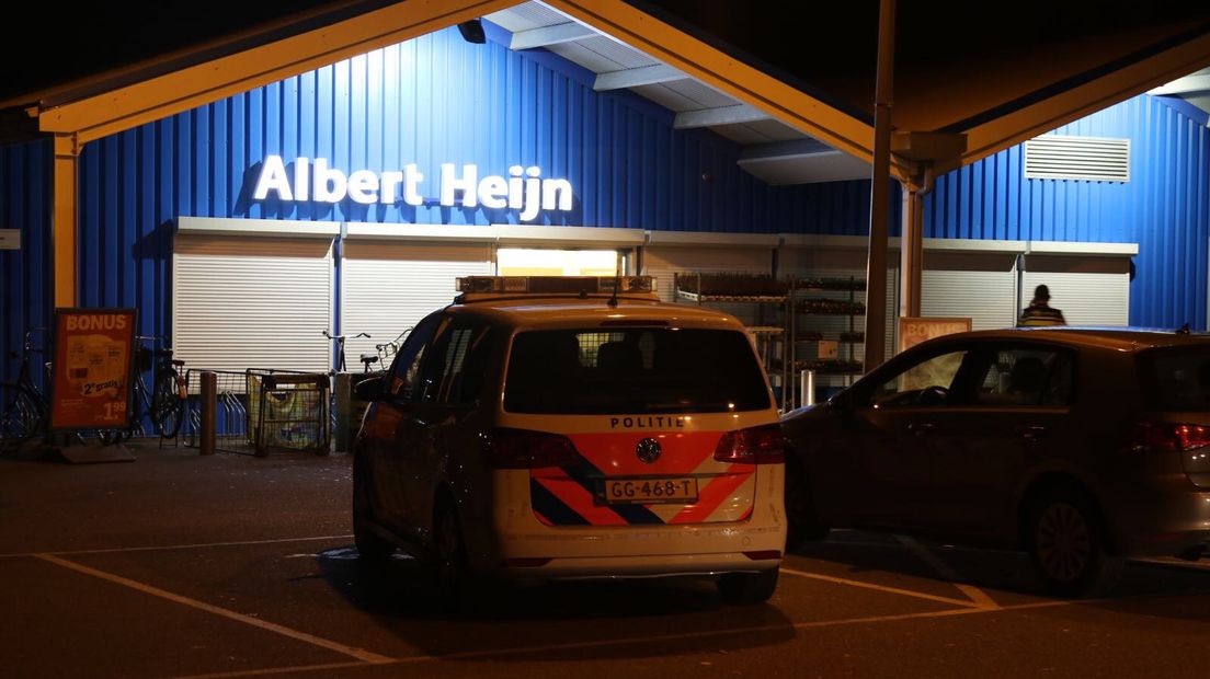De politie heeft donderdagavond in Lunteren met politiehonden, motoren en auto's gezocht naar twee jonge overvallers. Ze pleegden eerder op de avond een overval bij de plaatselijke Albert Heijn. Hierbij werd een geldbedrag buitgemaakt.