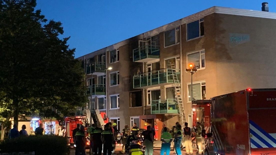 Hulpverleners en omstanders bij flatbrand Vlissingen