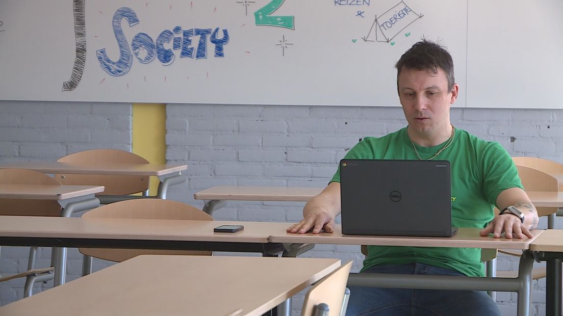 Boris Berlijn geeft les op een laptop met webcam