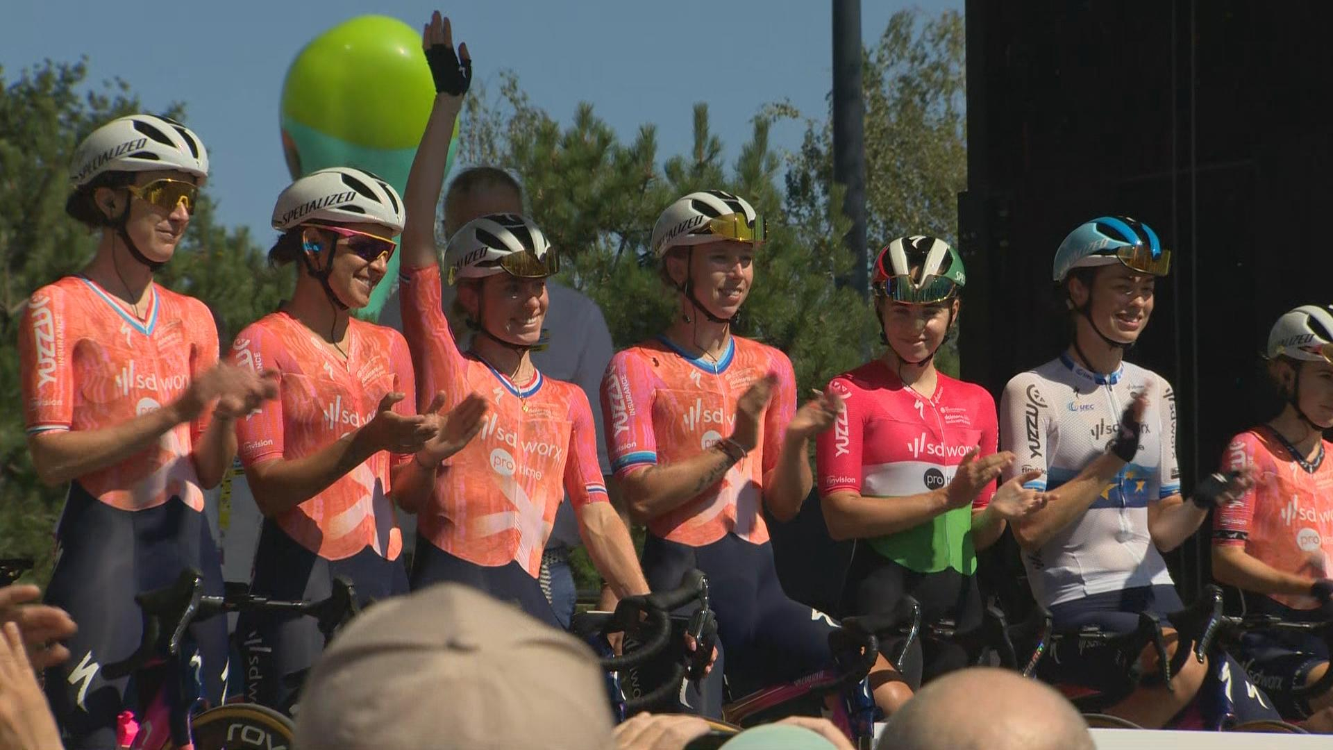 Demi Vollering straalt bij de ploegenpresentatie tijdens de Tour de France Femmes