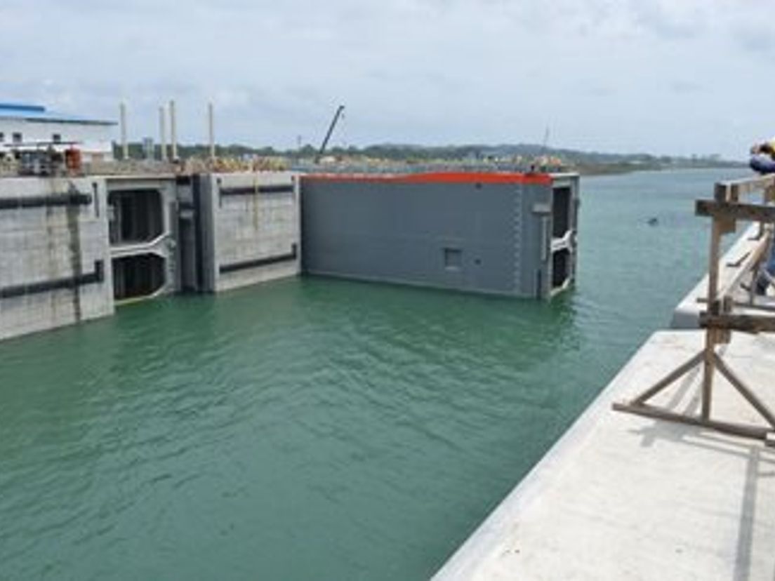 57 meter breed, 30 meter hoog en 10 meter dik: de sluisdeuren van het vernieuwde Panamakanaal