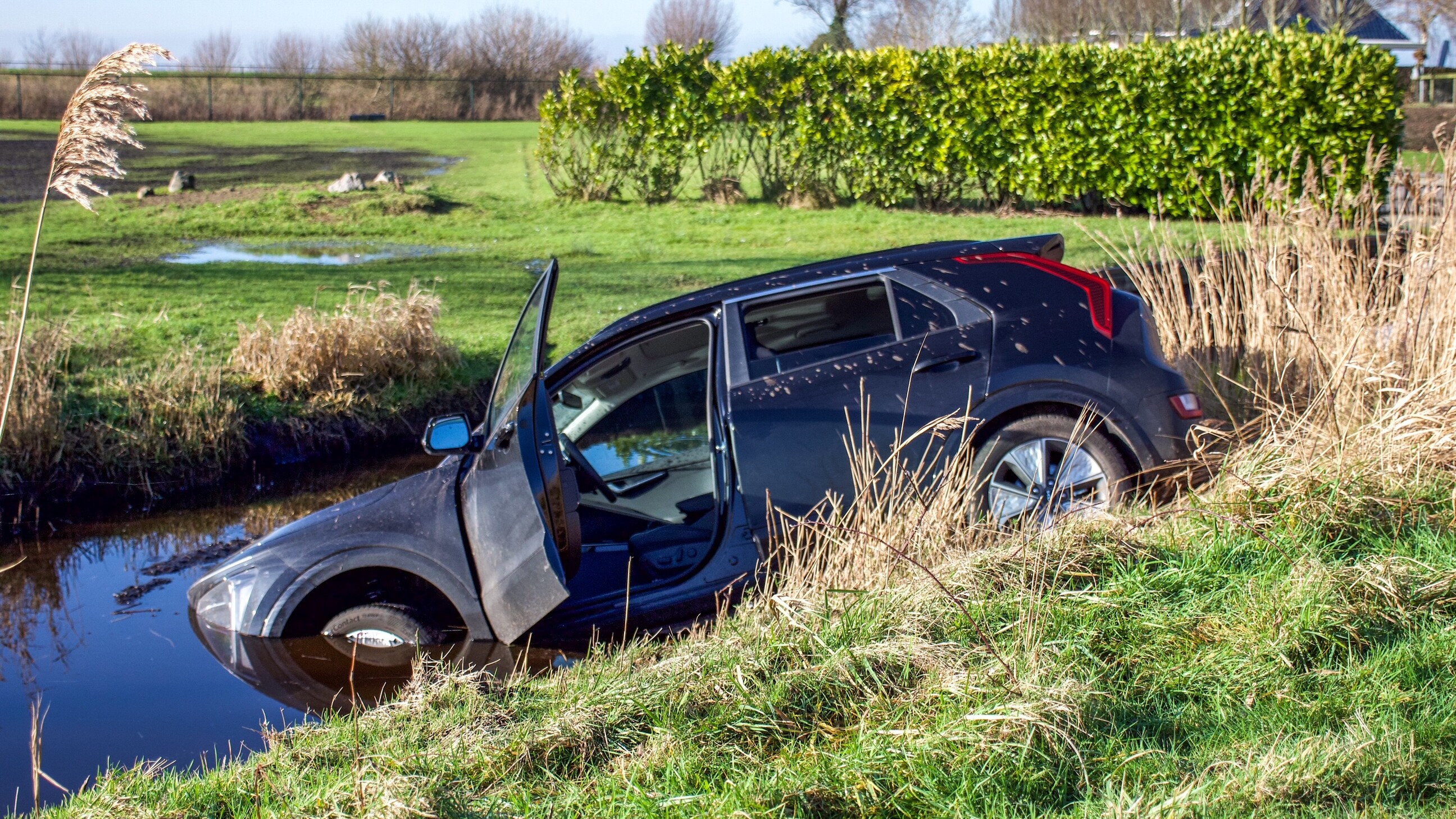 De auto belandde in de sloot naast de Marwei-N924