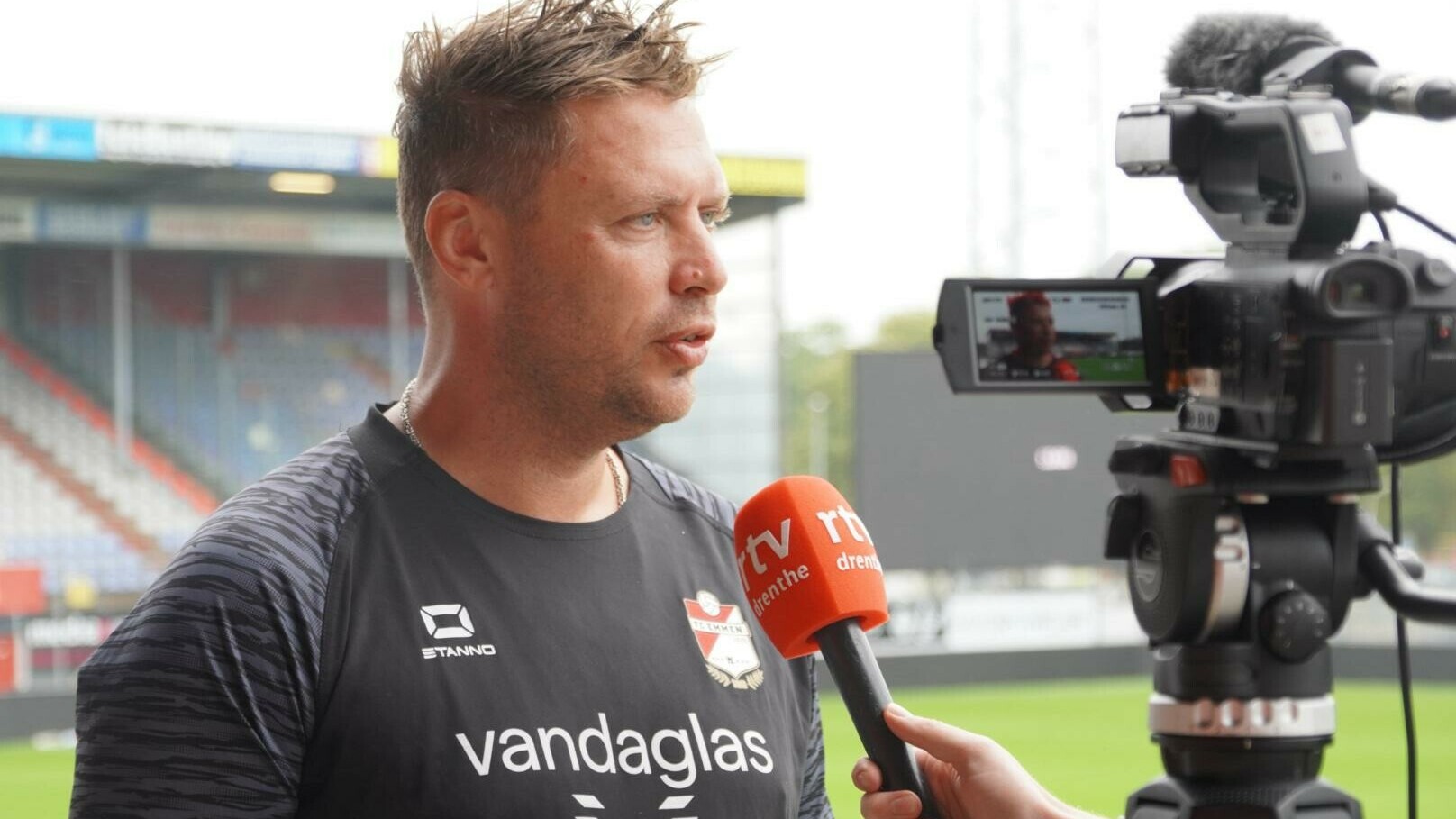 Van Dam over druk bij FC Emmen: 'Als hoofdtrainer moet je je wereld klein houden'