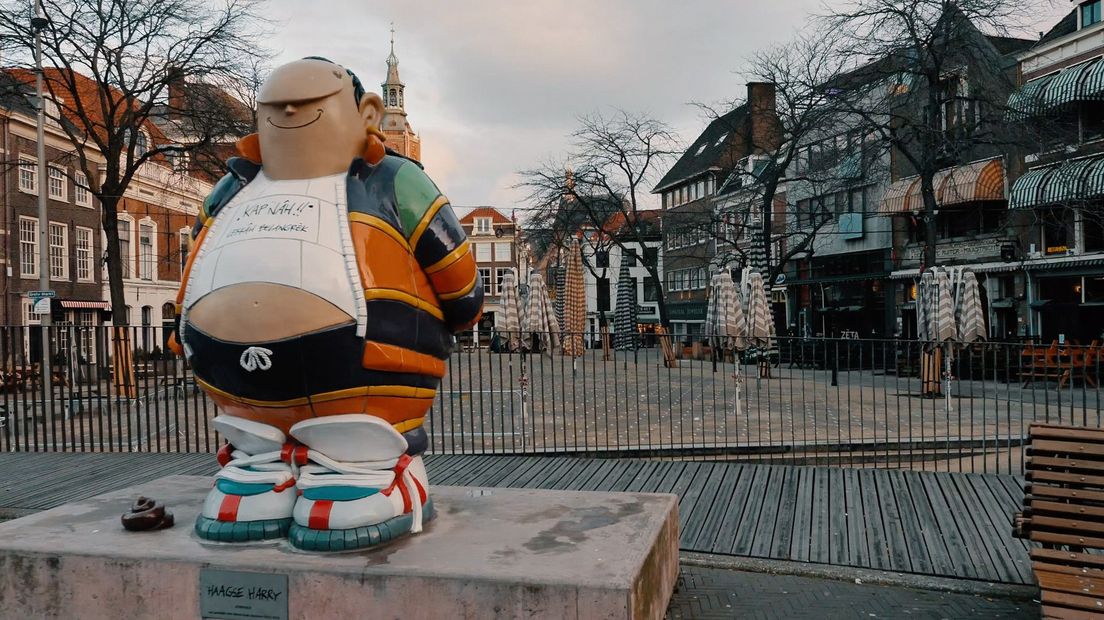 Haagse Harry bij een verlaten Grote Markt