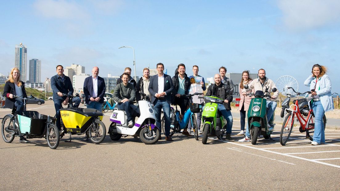 Wethouder Van Asten tussen de deelaanbieders
