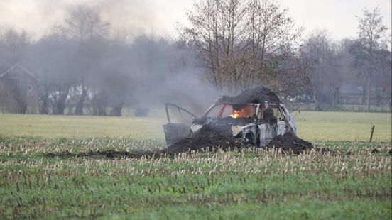 Jongeren steken auto in brand