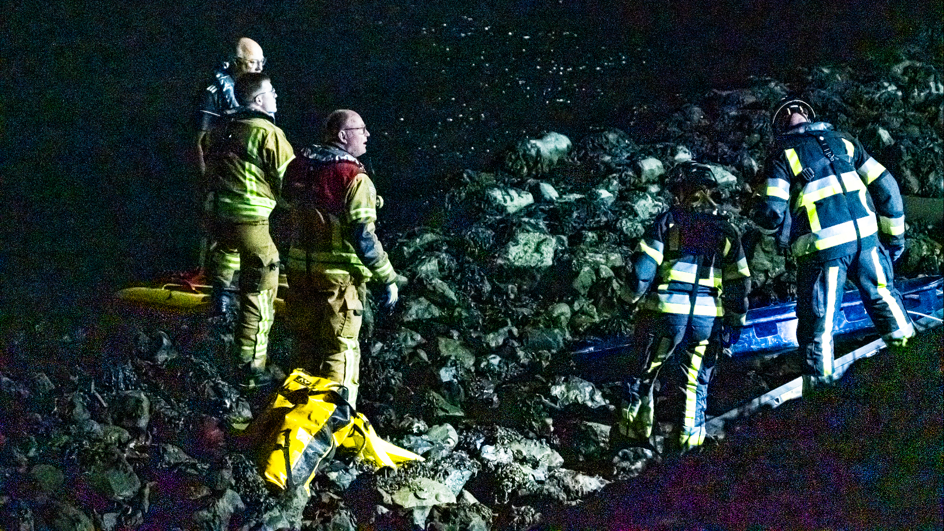 Hulpdiensten zijn op zoek naar de inzittenden van de auto die bij de Calandbrug het water was ingereden