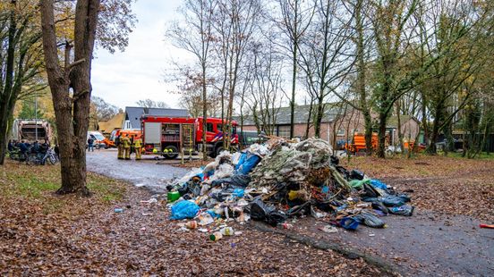 Vuilnis op de weg door brand