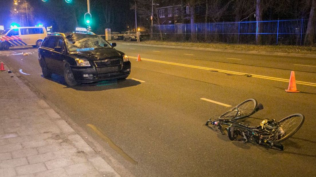 Op de Graafseweg in Nijmegen is in de nacht van zaterdag op zondag een fietsster geschept door een taxi. De vrouw, een inwoonster van Nijmegen van 31, is overleden meldt de politie.