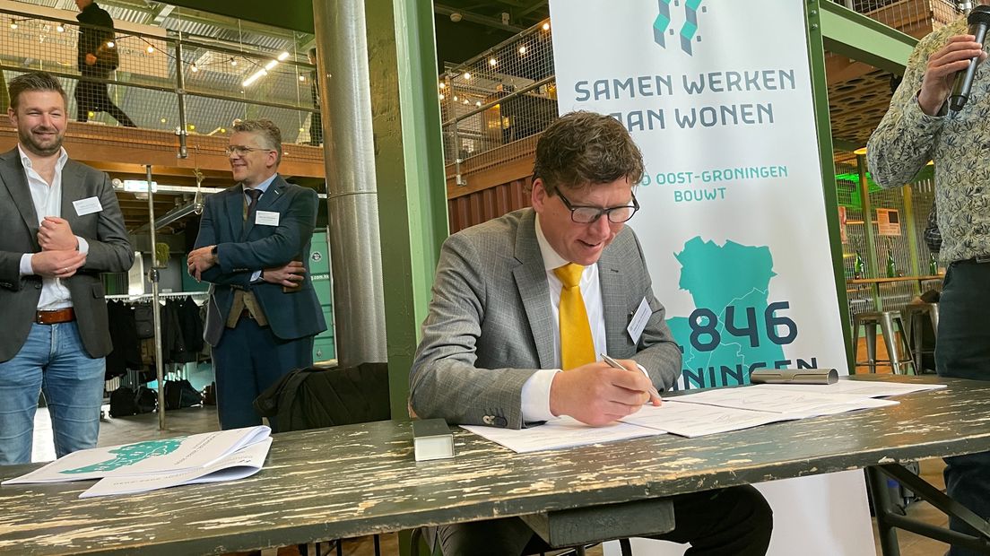 Wethouder Henk Jan Schmaal zet zijn handtekening onder de 'woondeal'