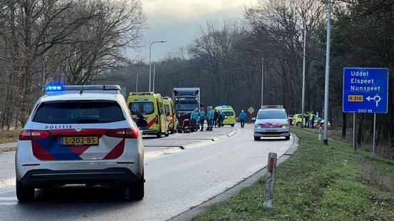 Vrouw overleden na aanrijding met vrachtwagen in Ermelo. Vrouw overleden na aanrijding met vrachtwagen in Ermelo.