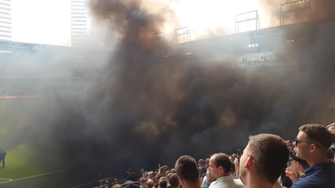 Dikke zwarte rookwolken op de tribune van de Euroborg