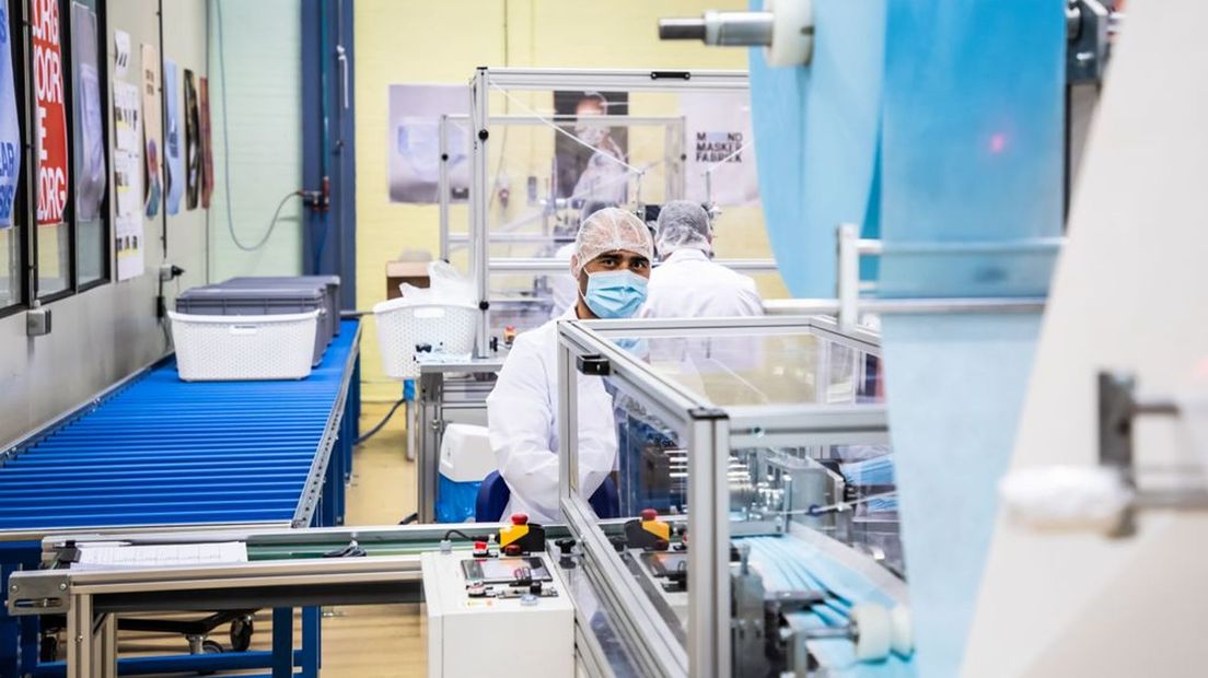 In De Mondmaskerfabriek werken 23 mensen met een vluchtelingenachtergrond.