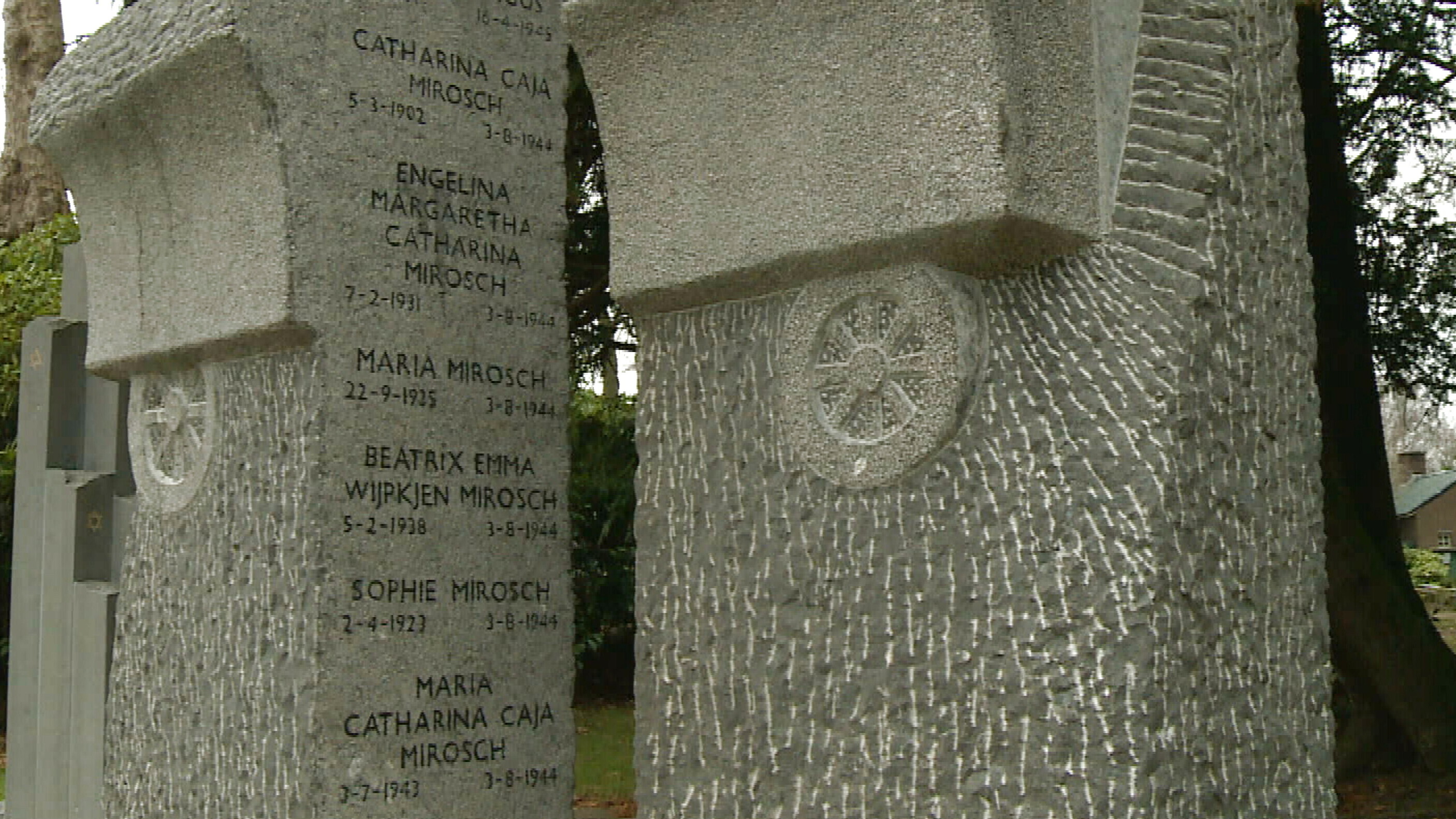 It monumint foar de Romafamylje Mirosch yn Drachten, dat koartlyn ferpleatst is nei it Kiryat Onoplein