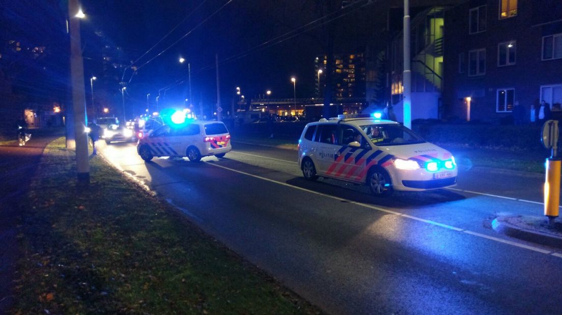Bij een ongeluk op een zebrapad op de Hollandweg in Arnhem is woensdagavond iemand ernstig gewond geraakt. Het slachtoffer is met de ambulance naar het ziekenhuis gebracht.