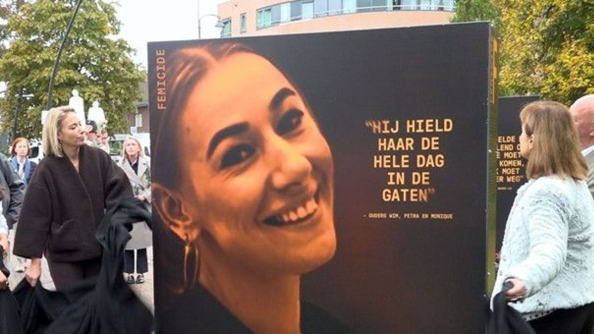 De onthulling van het nieuwe bord met het portret van Sanne dat in augustus in Arnhem werd beklad.