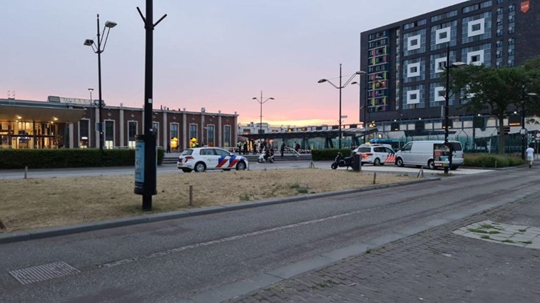 De politie zette het gebied rondom het station in Nijmegen af na de schietpartij.