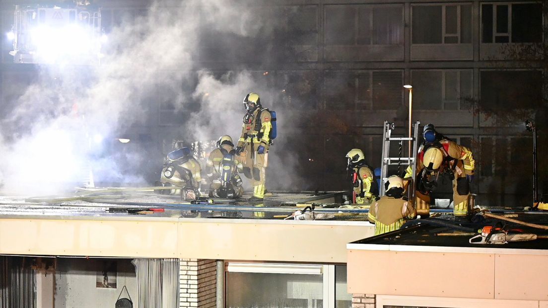Er brak na de explosie brand uit op het dak.
