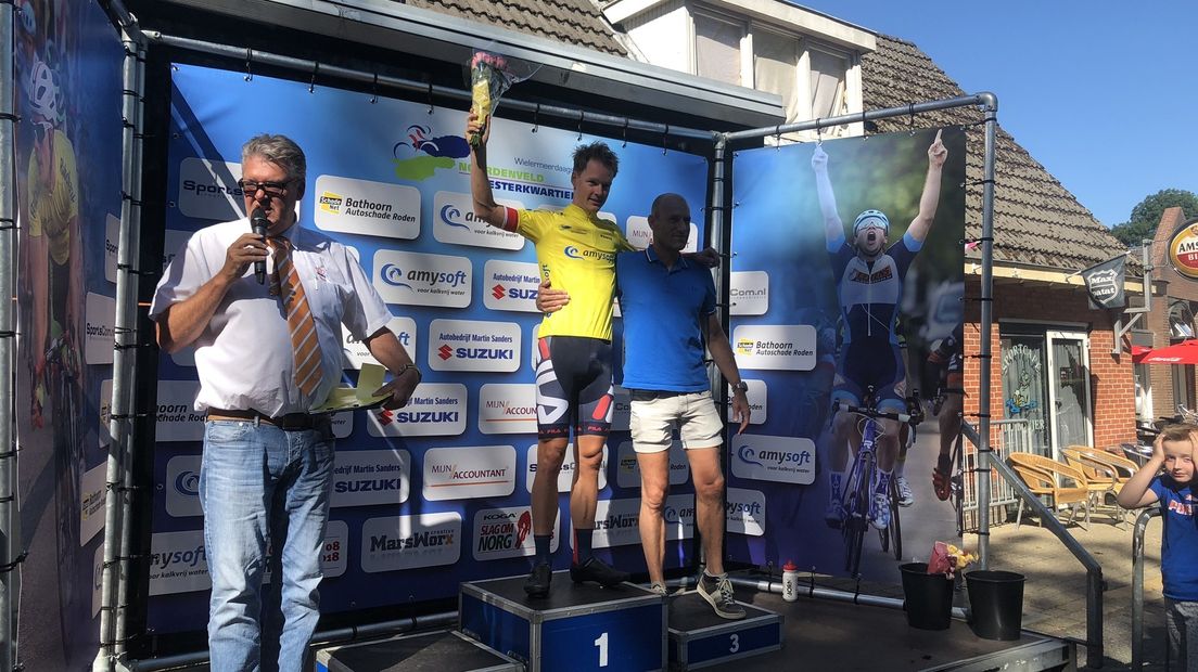 Winnaar Rick Smit, hier op het hoogste treetje van het erepodium, in de gele trui