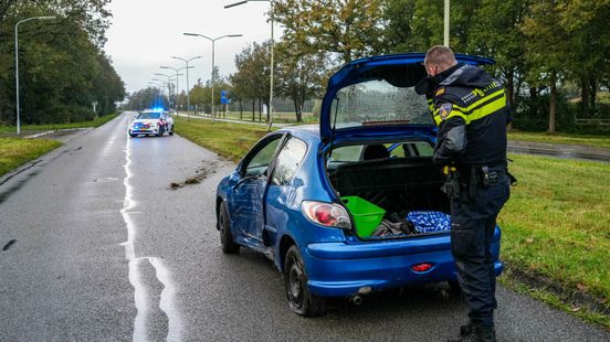 Drie mensen met lachgastank op de vlucht na ongeluk in Emmen. Drie mensen met lachgastank op de vlucht na ongeluk in Emmen.