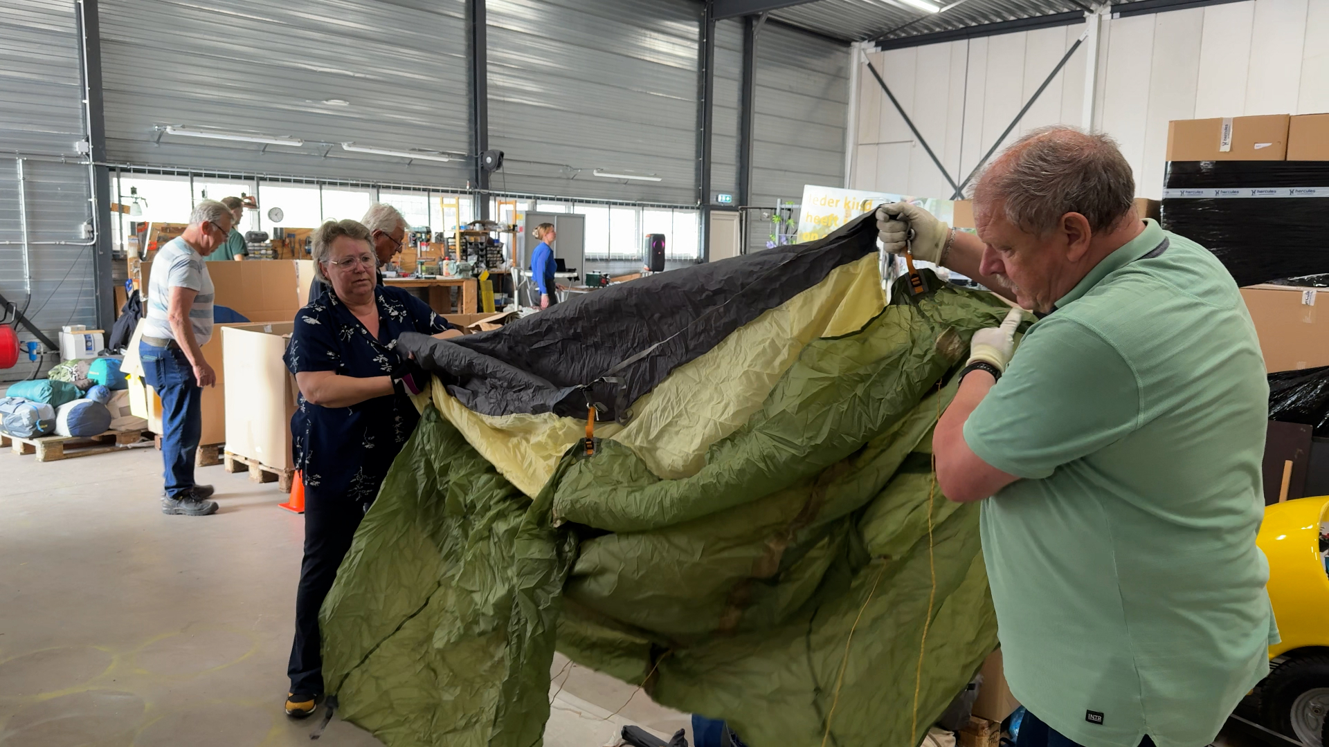 Tweedehands tenten worden gekeurd voor buurtcampings: 'Kan je hoop mensen blij mee maken'