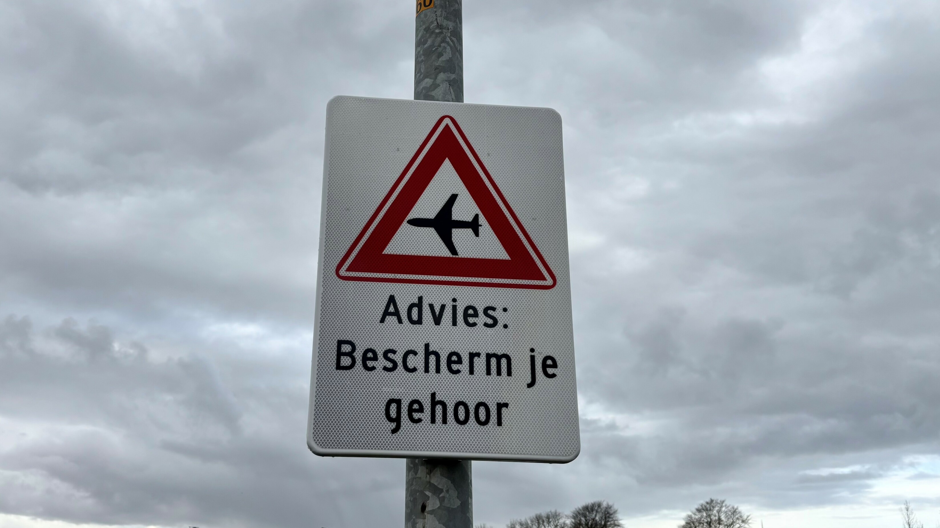 It ferkearsboerd lâns it fytspaad nei Stiens