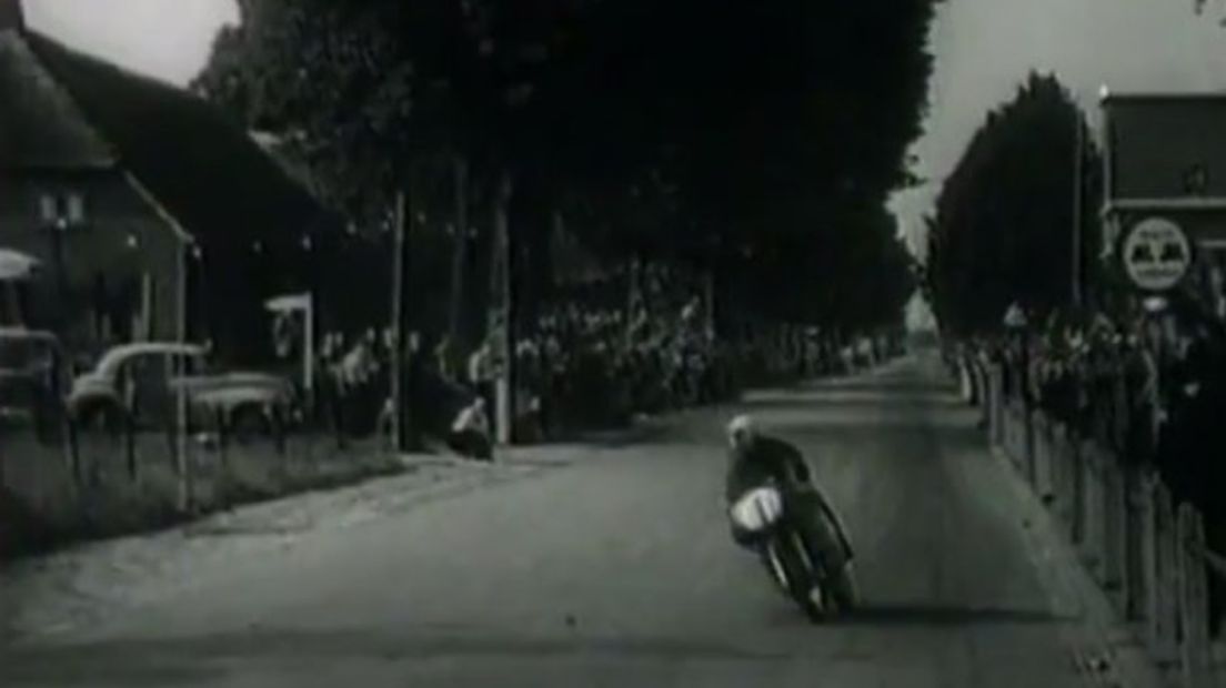 Tussen 1926 en 1954 kwam de TT door Hooghalen (Rechten: archief RTV Drenthe)