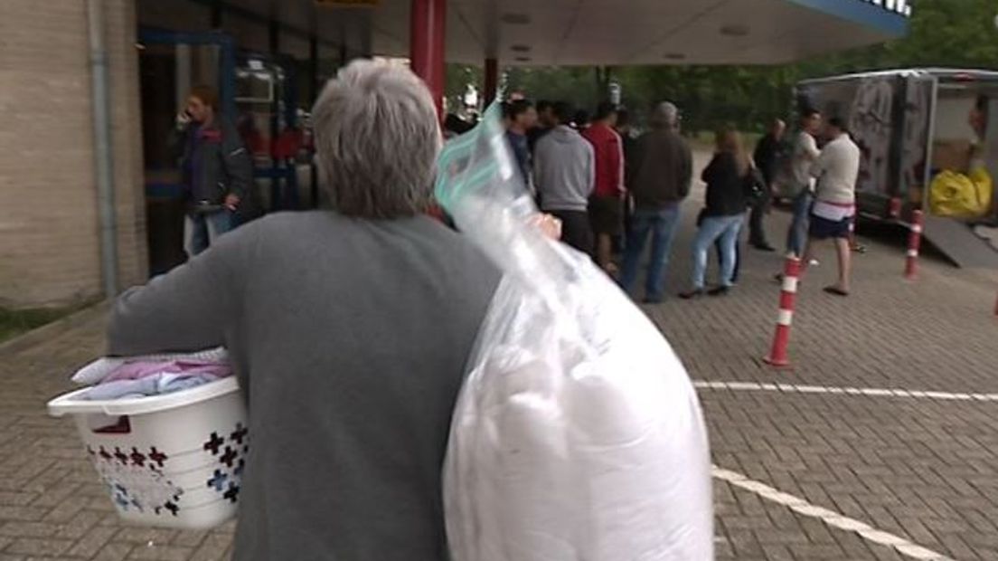 De politie heeft donderdagmorgen een 27-jarige man uit Kameroen neergeschoten op het terrein van het asielzoekerscentrum aan de Amstelstraat in Winterswijk. Volgens de politie was hij een gevaar voor zijn omgeving.