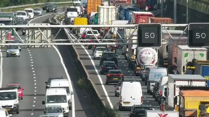 File op A15 na ongeluk met bestelbus.