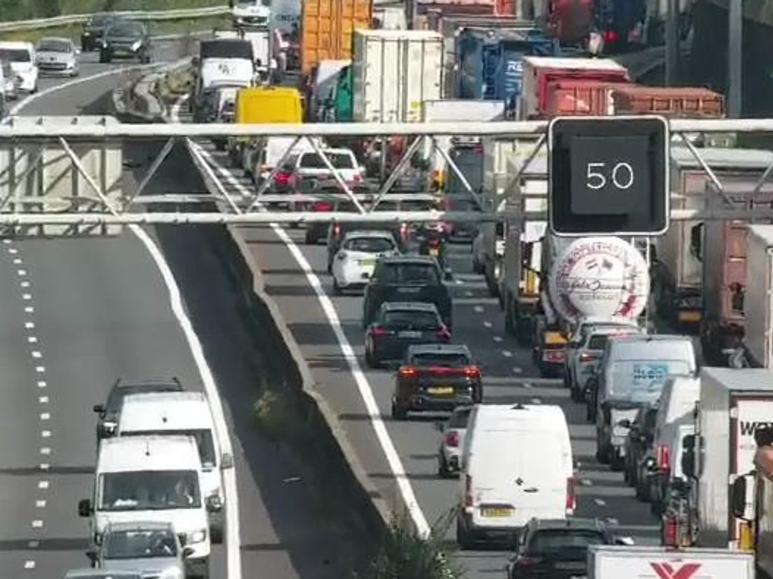 File op A15 na ongeluk met bestelbus.