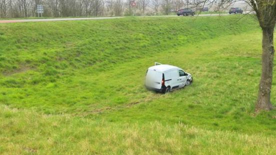 Bestelwagen rijdt van dijk na botsing met andere auto. Bestelwagen rijdt van dijk na botsing met andere auto.