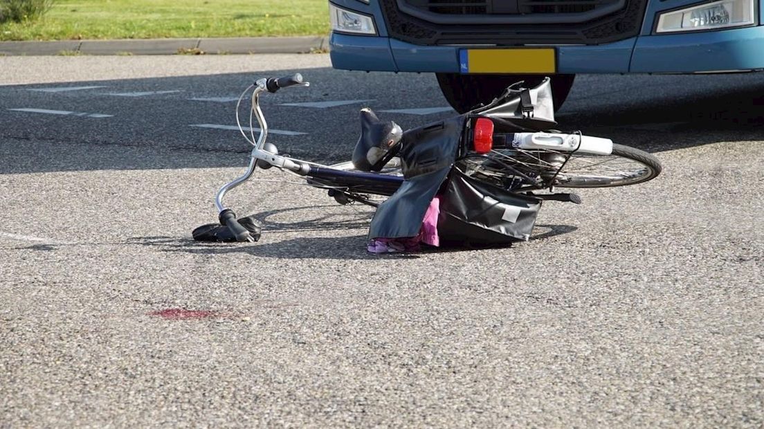 Vrachtwagen rijdt fietsster aan in Raalte