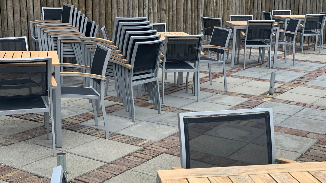 Leeg terras in Zierikzee, lege terrassen, horecasluiting, sluiting horeca, restaurant