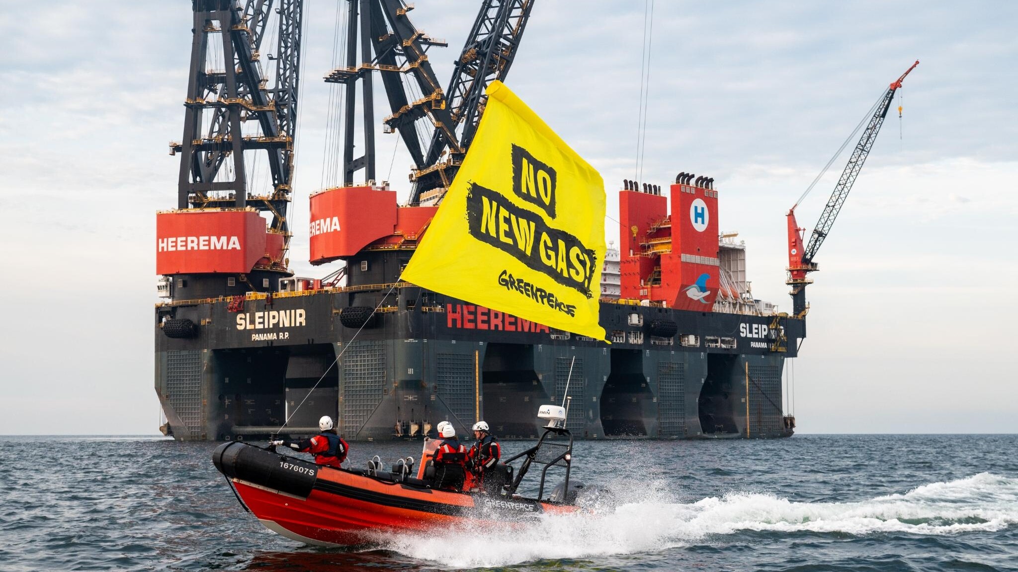 Actievoerders van Greenpeace eerder dit jaar boven Schiermonnikoog