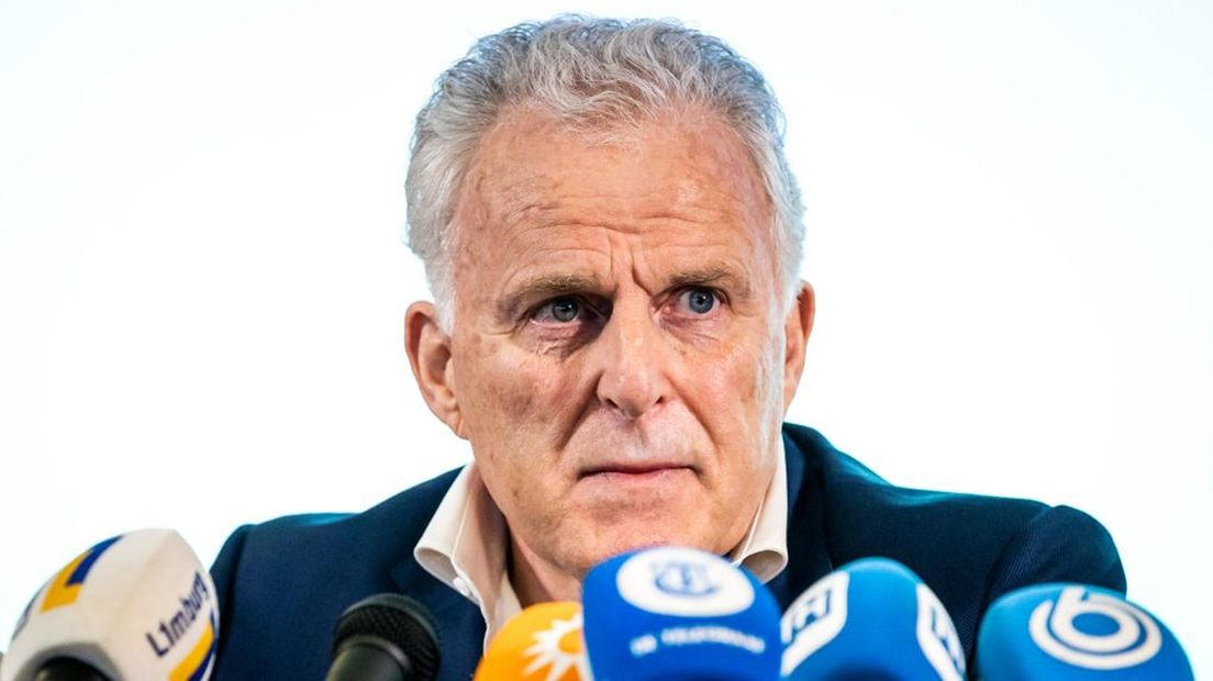Peter R. de Vries tijdens een persconferentie.